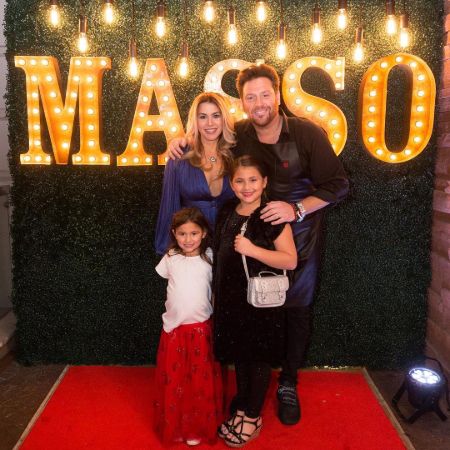 Scott Conant celebrando o Dia dos Namorados com a sua esposa e família em 2018.'s Day with his wife and family in 2018.