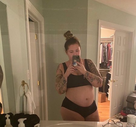 Kailyn Lowry taking a bathroom selfie showing her baby bump.
