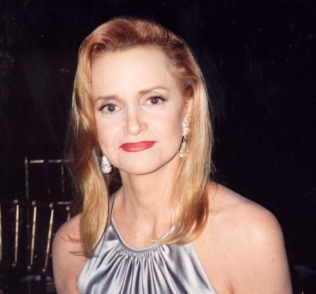  Swoosie Kurtz in un abito d'argento e capelli castani pone per una foto.