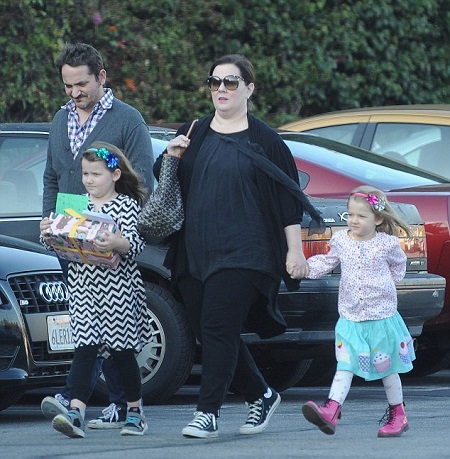 Melissa McCarthy and Ben Falcone taking their two daughters to a bowling birthday party