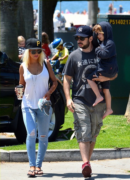 Christina Aguilera goes for a stroll on the beach with her ex-husband Jordan Bratman and their son Max on Sunday (August 11, 2013) in Venice, Calif.