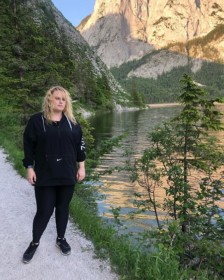 Rebel Wilson in a mountain trails hiking.