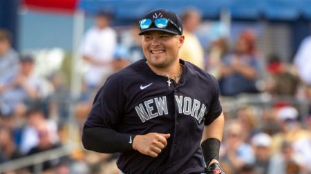 How much does Luke Voit Bench Press? •