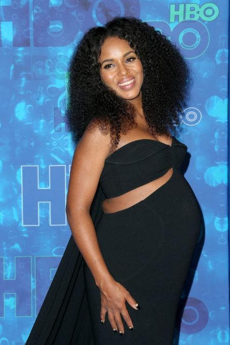 Kerry Washington prezintă o imagine în timp ce este însărcinată.