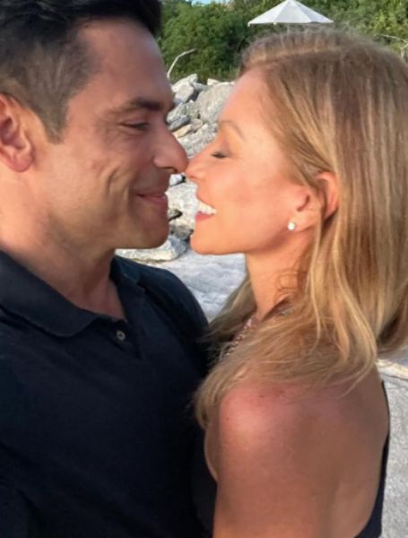 With their costumes this year, Mark Consuelos and Kelly Ripa contained hilarious Holloween tradition.