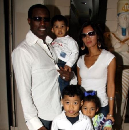 Blade star Wesley Snipes is married to his second wife Nakyung Park, professionally a painter and together the lovely duo shares four children.