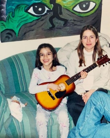 Sasha Calle like to sing and play guitar since childhood.