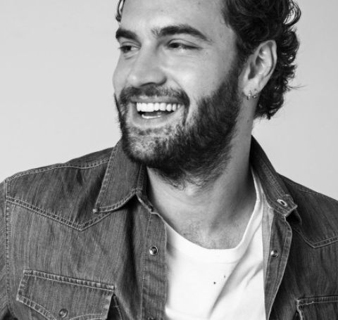 Tom Bateman belongs to a big family that has thirteen brothers and sisters.