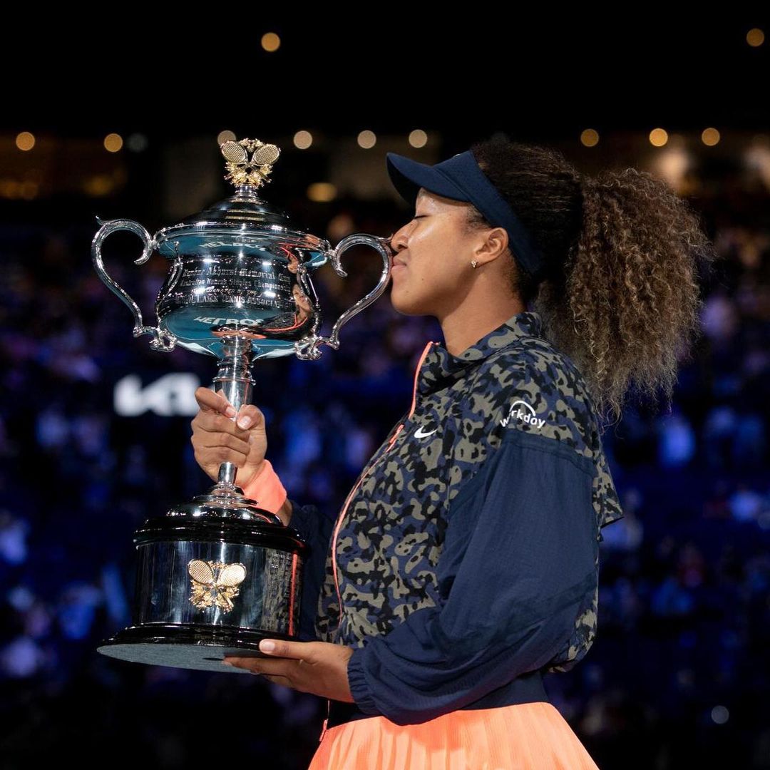 Naomi Osaka kissing her trophy after her fourth grand slam win.
