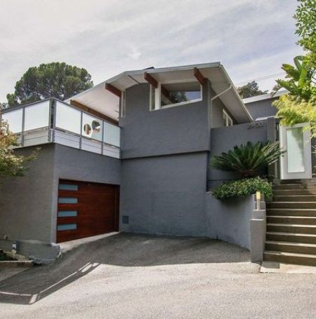 Kal Penn purchased the house for $1.2 million in Hollywood Hills, which was sold for $1.585 million.
