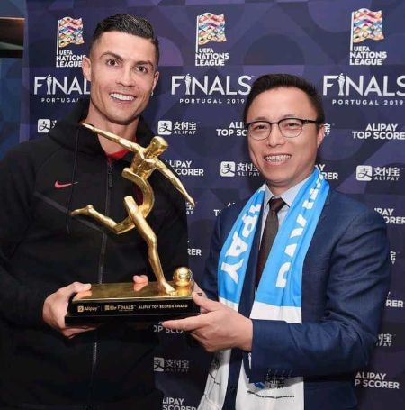 Cristiano Ronaldo dos Santos Aveiro, better known as Cristiano Ronaldo today, was awarded for becoming the top scorer in 2020 Euro.
