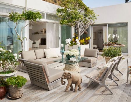 Fran Drescher placed a patio table and chairs on her balcony.