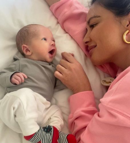 John Mulaney and Olivia Munn have revealed the first photo of their one-month-old child. 