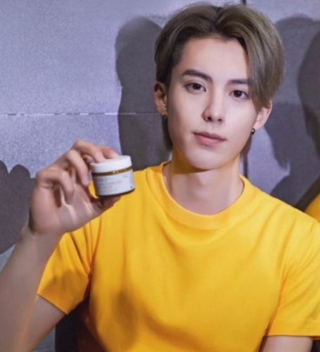 Dylan Wang took part in the Sichuan Campus Red Festival in 2016 and won the overall championship. 