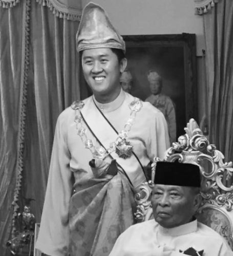 Amelia Thripura Henderson's ex-Husband Tunku Harunnarasheed Putra is the son of the Kedah royal family's late Dato' Seri Utama Tan Sri Tunku Annuar Sultan Badlishah and his wife Dato' Seri Tok Puan Noor Suzanna Abdullah. 