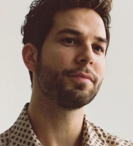  Skylar Astin of "Glee" has been cast in a recurring role on the medical drama "Grey's Anatomy."