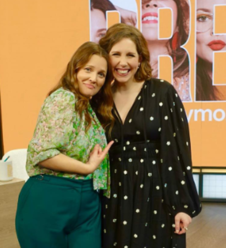 Vanessa Bayer received her training in Chicago at The Second City, ImprovOlympic, and the Annoyance Theatre. 