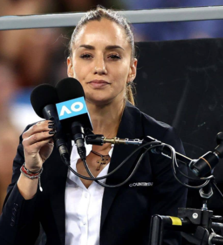 Fans went crazy after the umpire Marijana Veljovic firmly responded to roger Federer's protest.