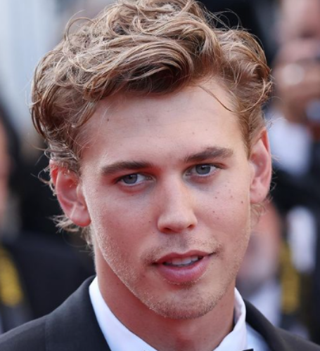 Austin Butler worked as an extra in television series until 2005.