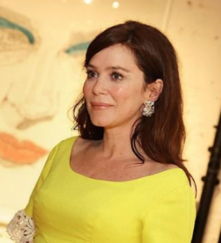Anna Friel is a wealthy British actress.