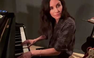 Actress Courteney Cox Plays Friends Theme Song on Piano